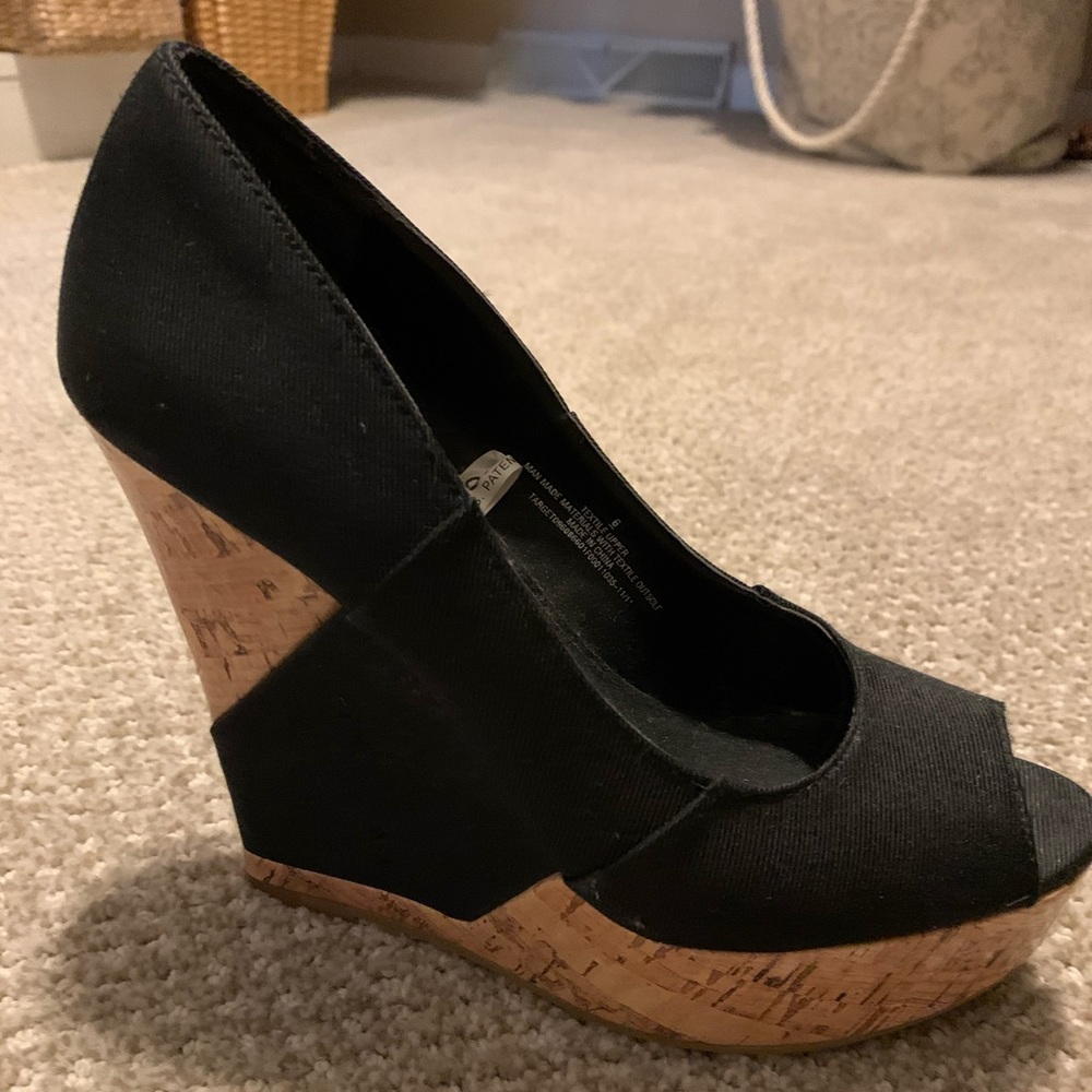 Black wedges